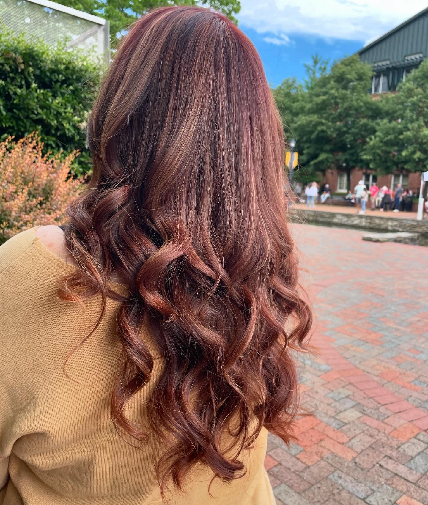 &hearts;️Refreshing the red with some highlights and a little color. Swipe to see the before!&hearts;️
Styled by: @brianabalodis.hair 
.
.
.
.
.
#redhair #redcoloredhair #redhair #dimensionalhair #dimensionalred #hairchange #haircolor #hairsalon #cur