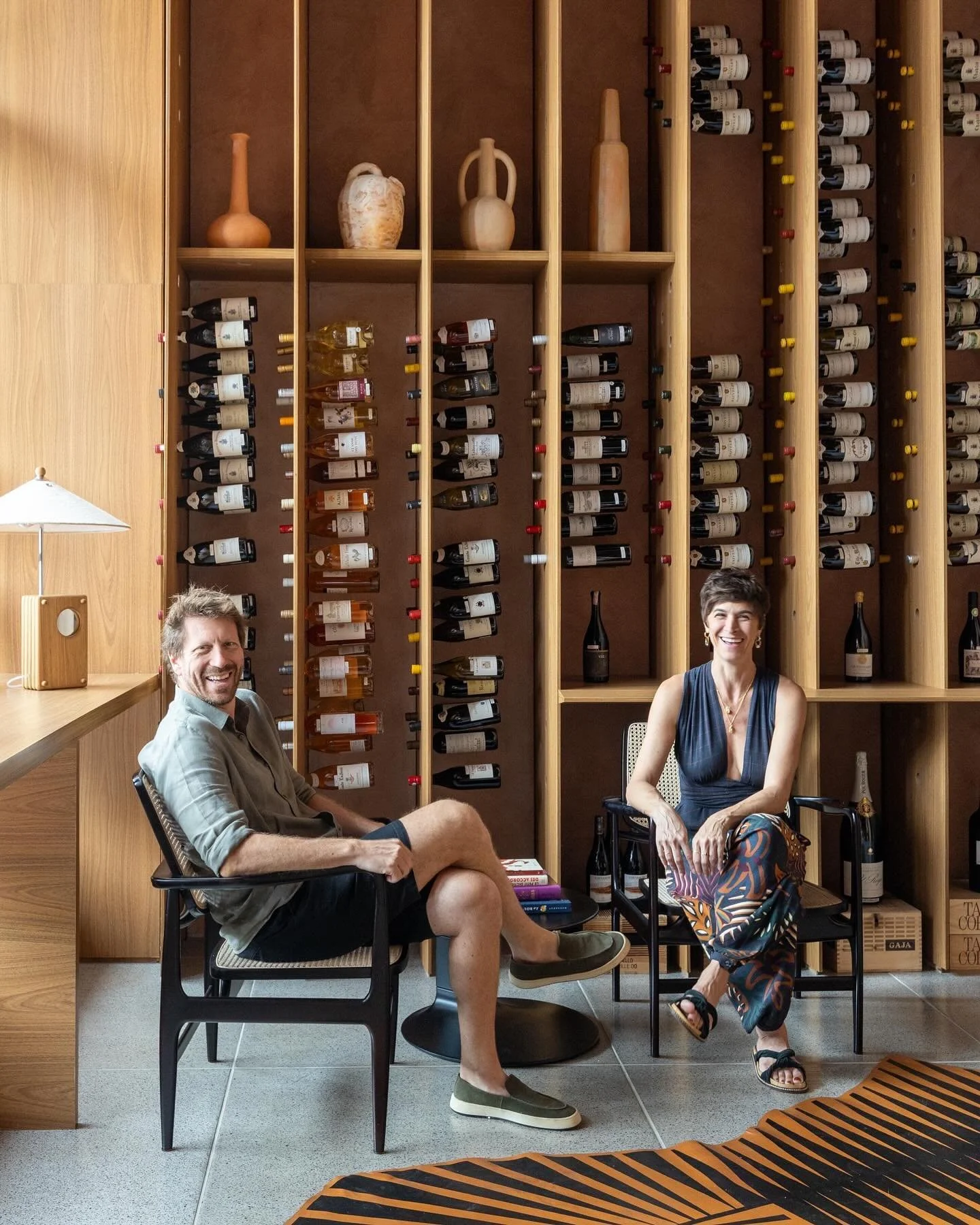 Para quem n&atilde;o sabe, sou arquiteta, designer e produtora de ambientes.

Meus projetos v&atilde;o al&eacute;m da arquitetura. Fa&ccedil;o parcerias com outros colegas arquitetos e designers de diversas &aacute;reas. 

Essa colabora&ccedil;&atild