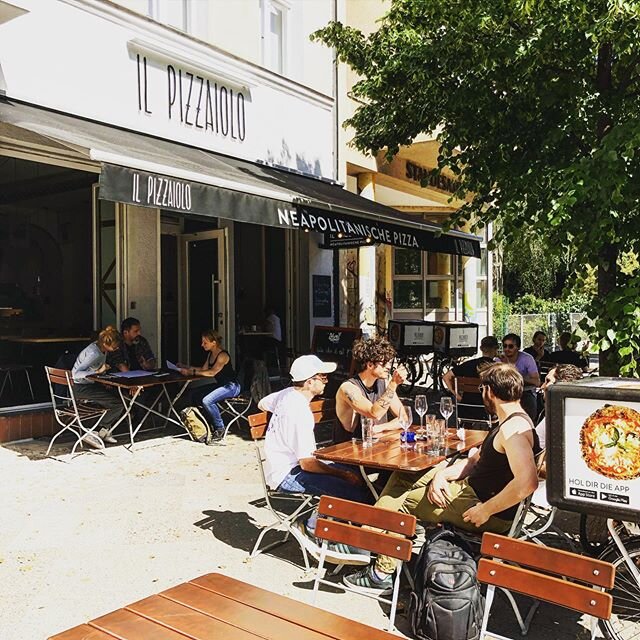 Lazy afternoon at Il Pizzaiolo ☀️🍕🥗🍷🍽 #pizzanapoletana #berlinfood #kreuzberg #berlin #ilpizzaioloberlin