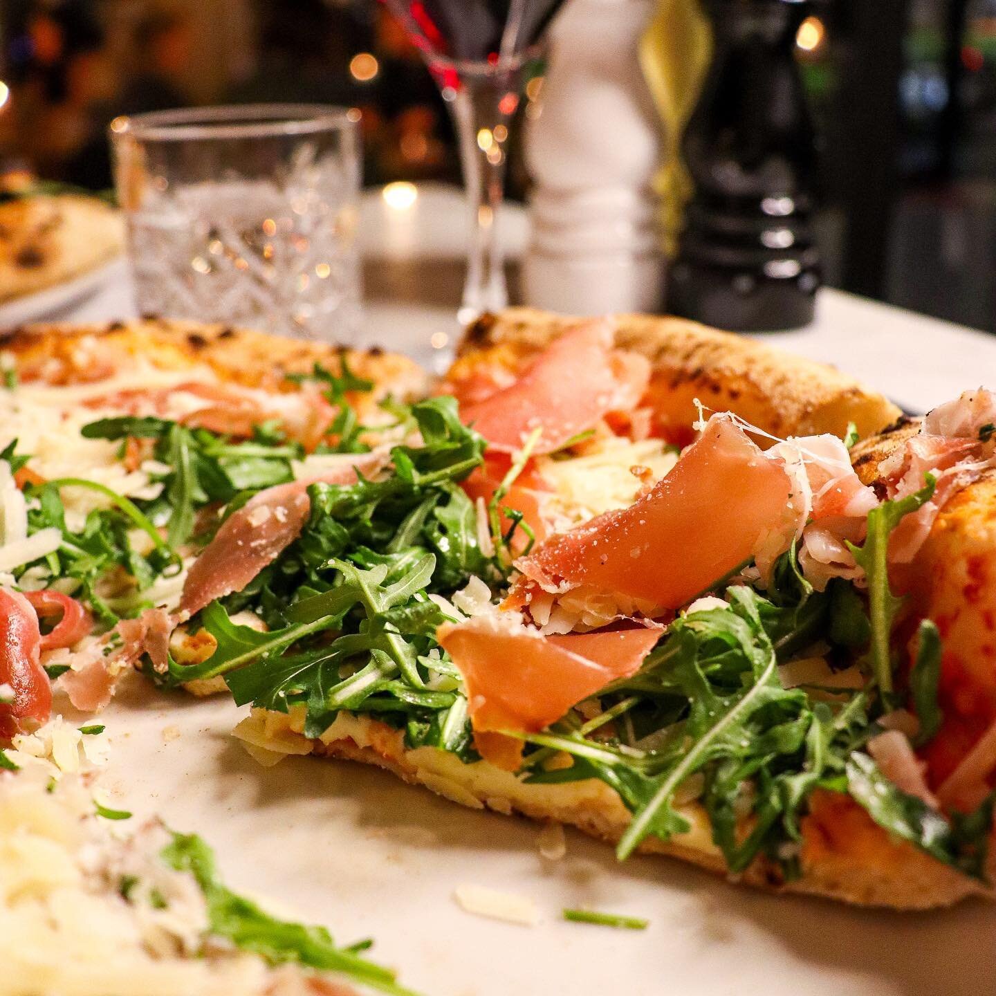 #PIZZAOFFEBRUARY 
🍕PIZZA RUCOLA e PARMA!
👉 San Marzano d.o.p, Parmaschinken (24 Monate), Rucola und Parmigiano Reggiano 

HAPPY WEEKEND IHR LIEBEN!
___________
❤️ RESERVIERUNGEN per DM oder +49 151 100 450 28
🍕 Kommt vorbei oder bestellt ganz bequ