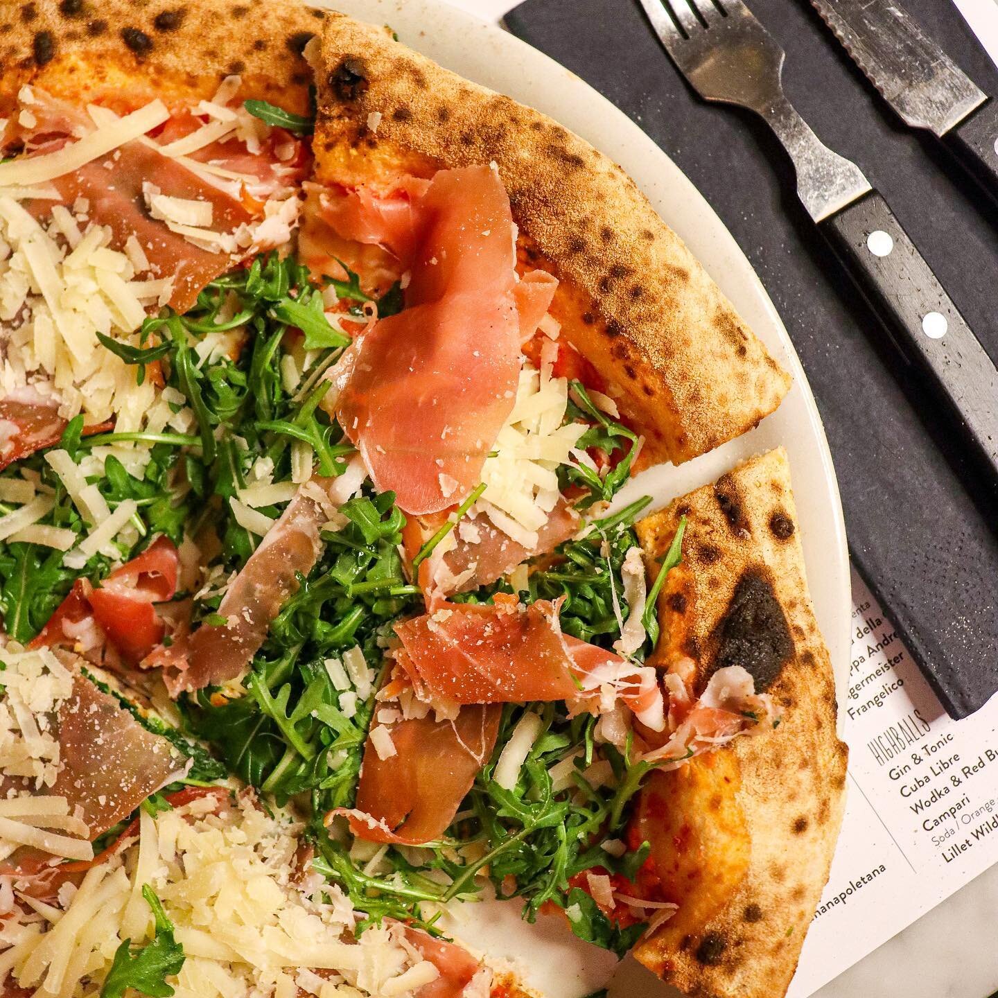 #PIZZAOFFEBRUARY 
🍕PIZZA RUCOLA e PARMA!
👉 San Marzano d.o.p, Parmaschinken (24 Monate), Rucola und Parmigiano Reggiano 

HAPPY WEEKEND IHR LIEBEN!
___________
❤️ RESERVIERUNGEN per DM oder +49 151 100 450 28
🍕 Kommt vorbei oder bestellt ganz bequ