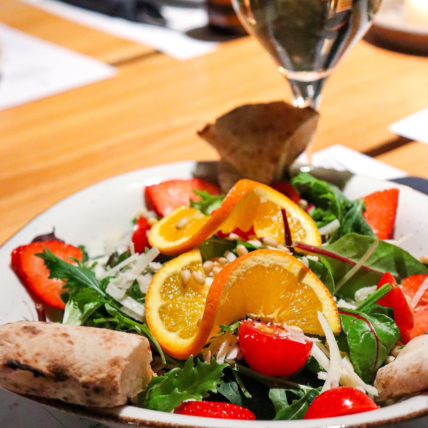 VALPADANA 🥗 #SALATLIEBE
Bunter Salat, Datterini, Provolone, Pinienkerne und Erdbeeren.

Wer freut sich auch sooo sehr auf den Fr&uuml;hling?

___________
❤️ RESERVIERUNGEN per DM oder +49 151 100 450 28
🍕 Kommt vorbei oder bestellt ganz bequem onli