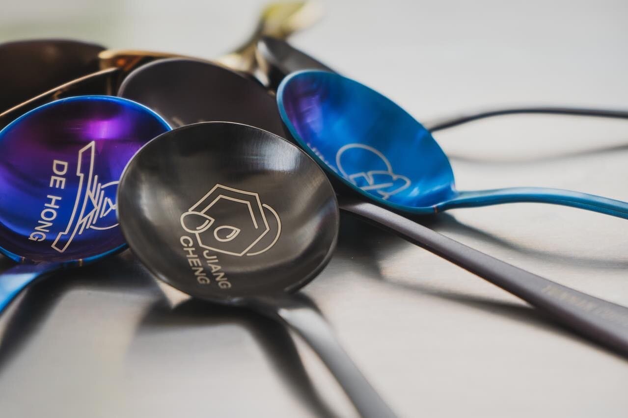 Clean lines on colorful spoons. 
Imagine how good YOUR logo would look there.
Which color would you choose?