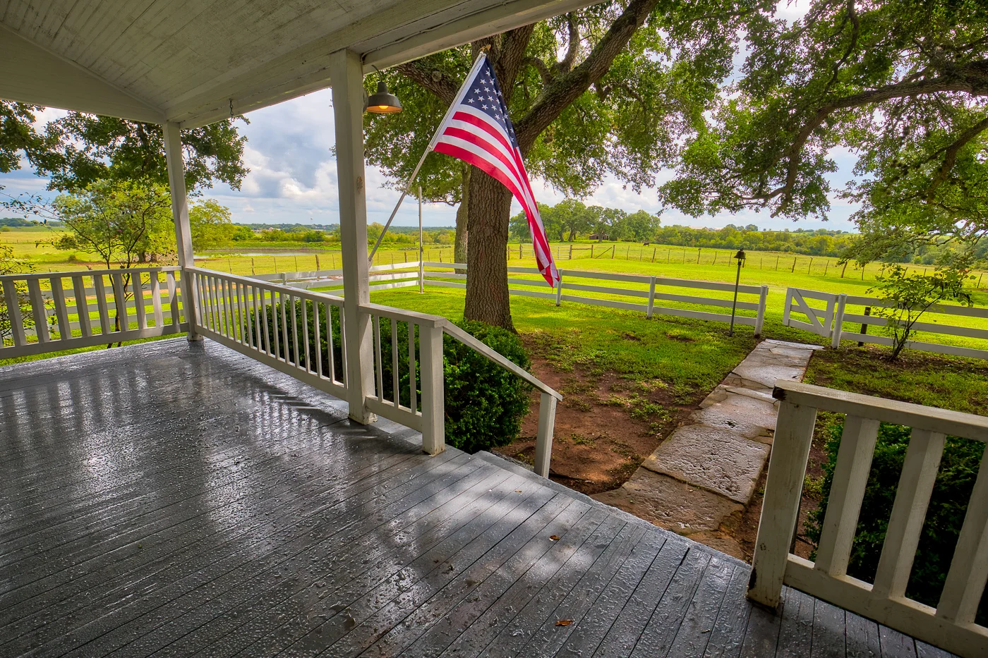 MattMontgomery_2545FM1697Burton_1134-ExtFrontPorchView.jpg