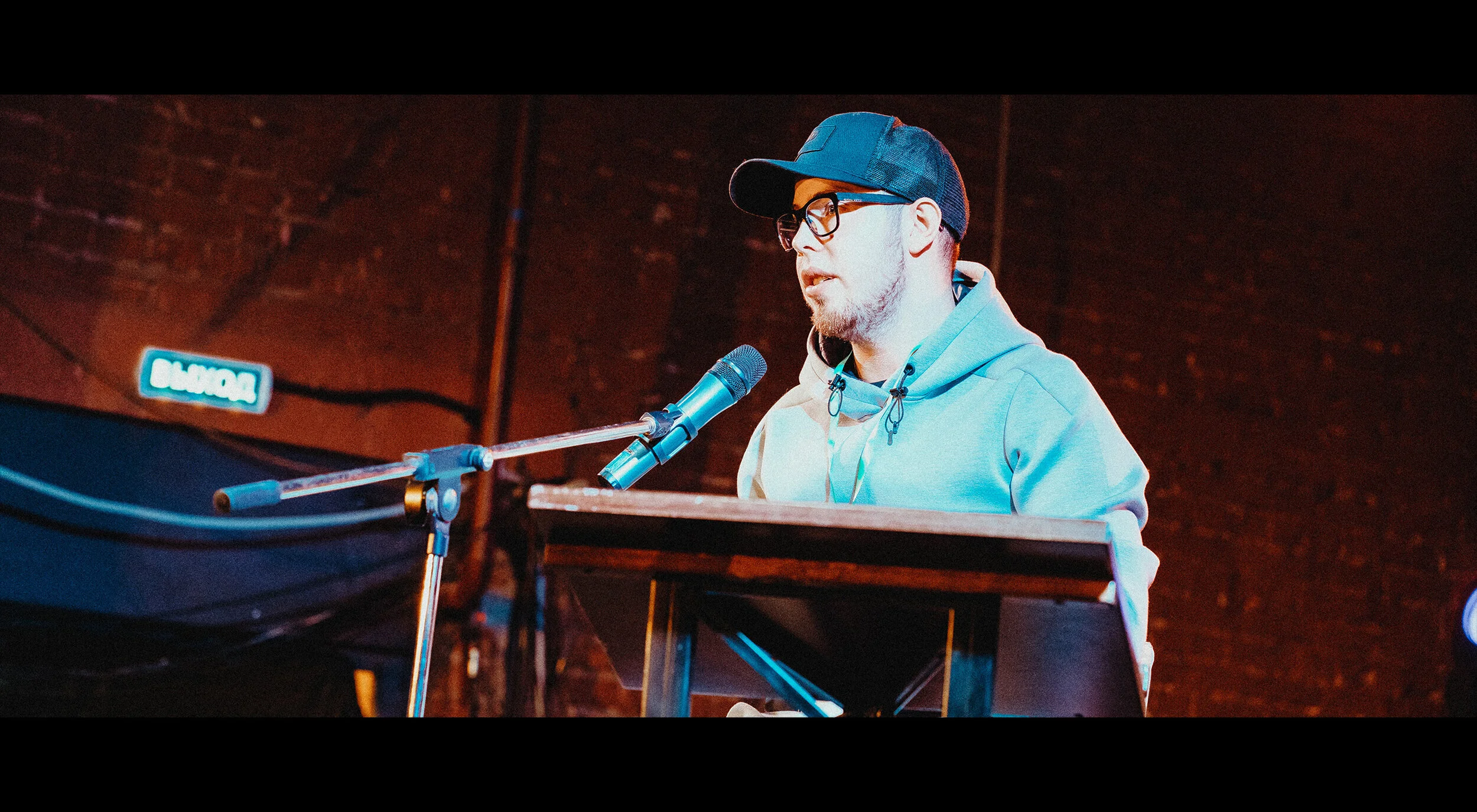  “Очень неформальная обстановка, все происходит под дружественно общение и веселые рассказы. XYZ спитч выглядит как уютное место, где каждый может задать свои вопросы и получить ответы. Тут нет слайдов со сложными презентациями или видео роликов, но 