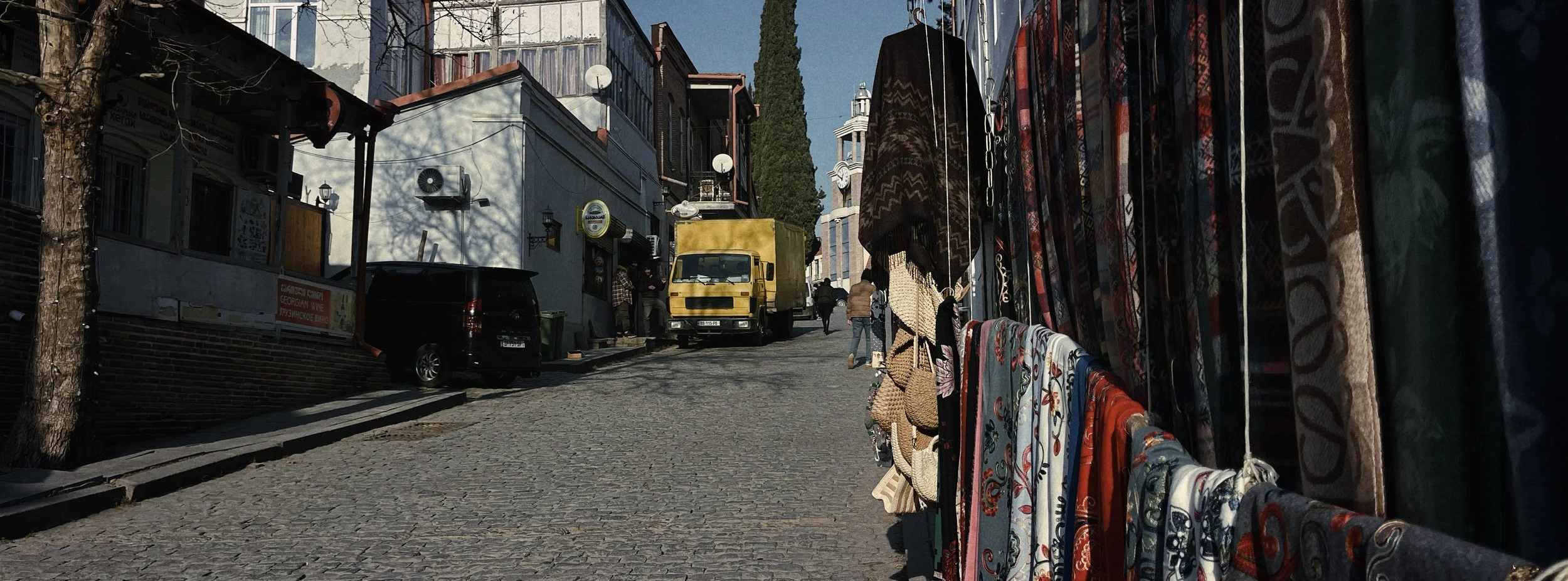  The town has an area of 2.978 ha with 24.3% being residential.[7] Signagi is approximately 113 km southeast of Tbilisi, the capital of Georgia. Signagi District is adjacent, on the town’s east and southwest sides. Signagi is situated in the eastern 