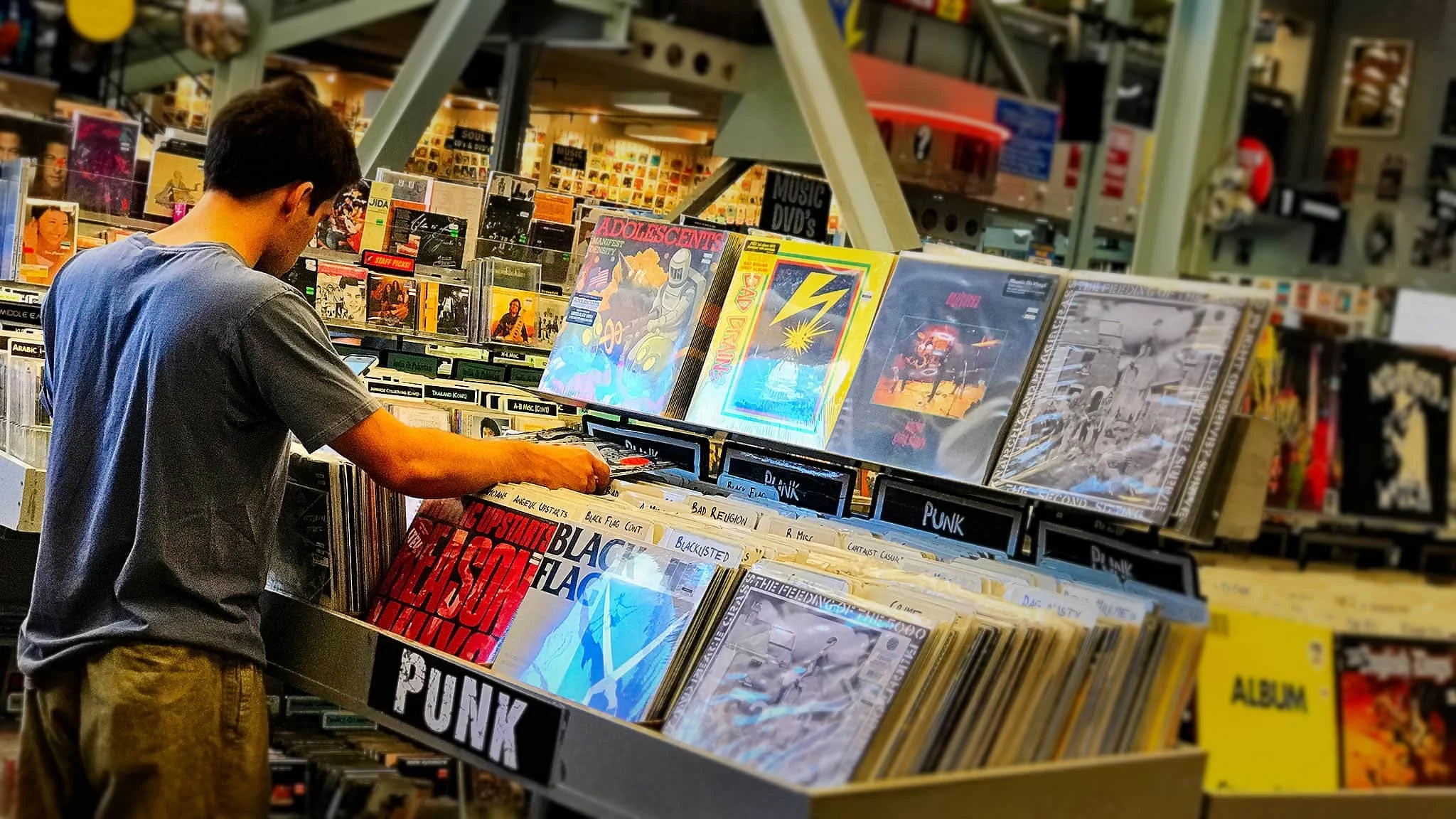 MUSIC DEALER Comparte todo lo relacionado con el mundo de la música (CD´s, Vinilos, Merchandising...) en un punto de intercambio gratuito en el que podrás canjear tu camiseta de Metallica por una cinta de Camela... ¿Vienes?
