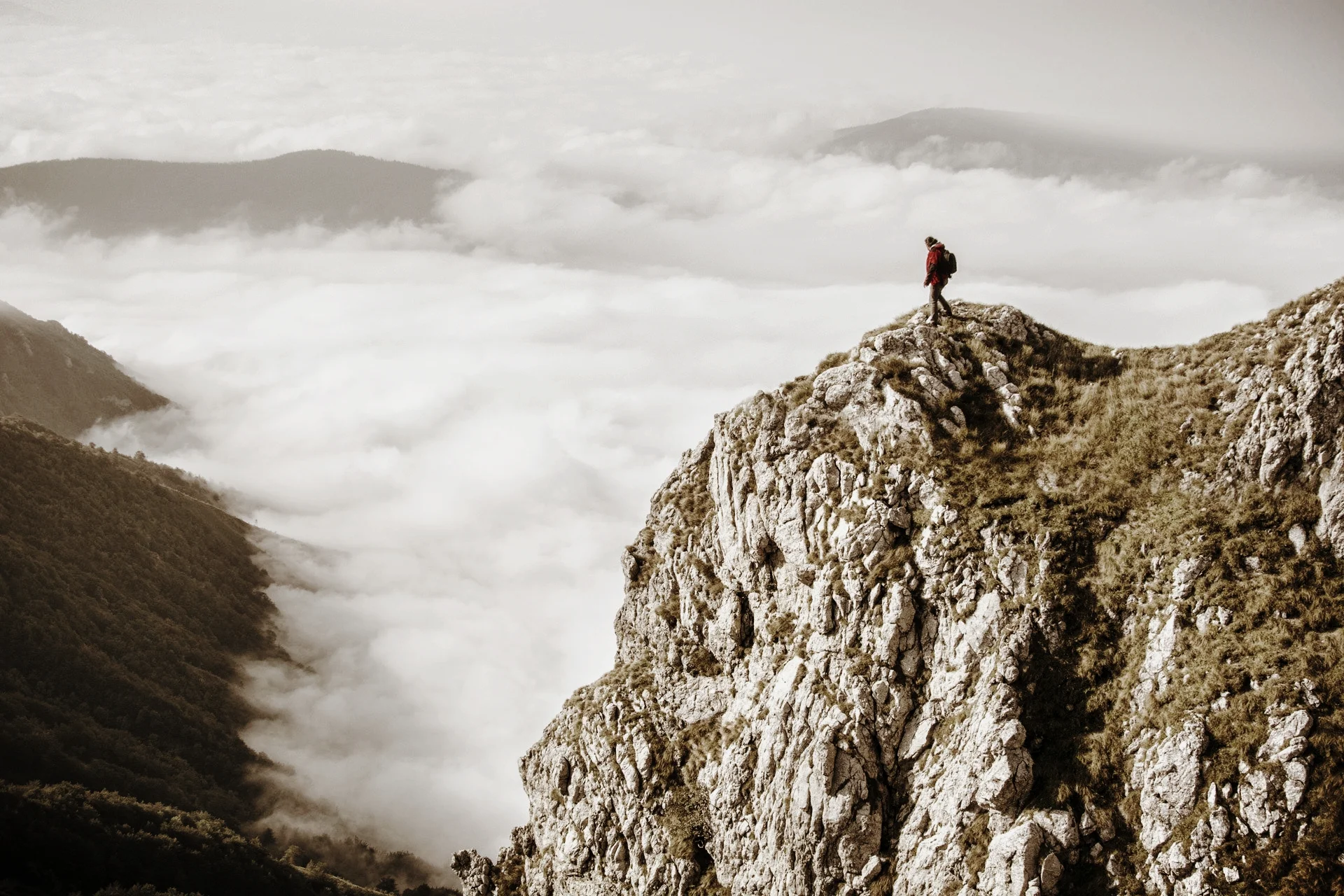 adventure-altitude-backpack-691034.jpg