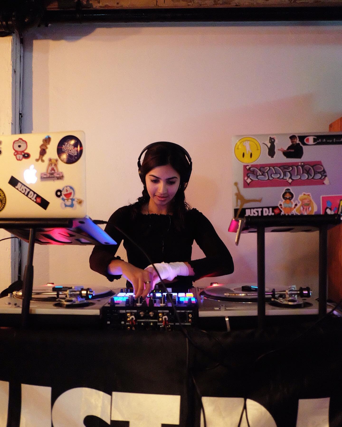 WINGIN&rsquo; IT WEDNESDAYS with @tabletutors every week!

We are honoured to have the Table Tutor DJ&rsquo;s on rotation every week. Join us for some wings, beers and 🎶🎶🎶

$2 off all draft beers
$2 off wings
$15 pitchers