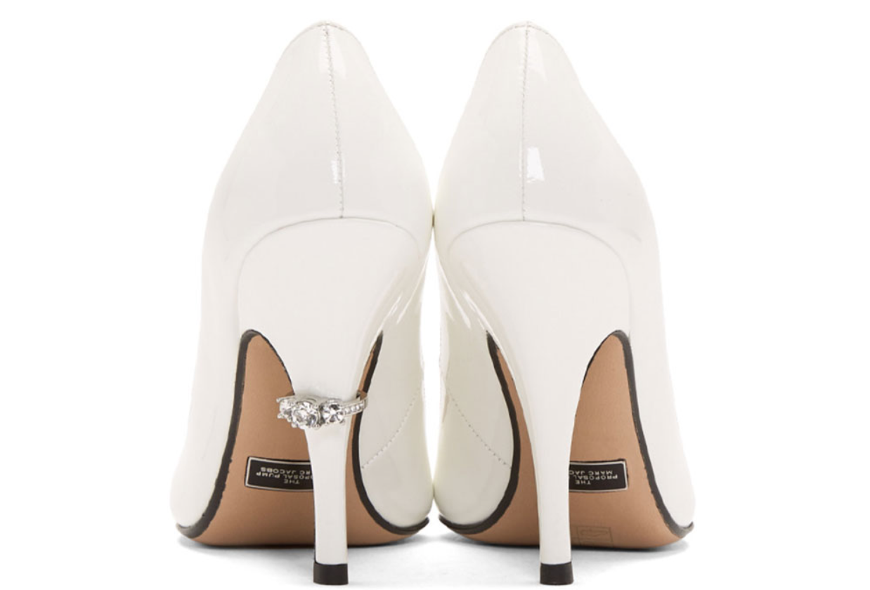 Marc Jacobs cambia el anillo de compromiso por zapatos