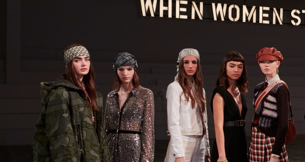 Dior manda poderoso mensaje feminista en Paris Fashion Week