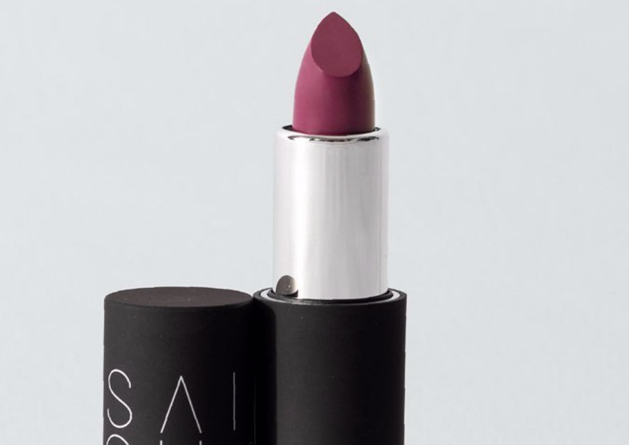 Saigu Cosmetics lanza ‘Vandana’, el primer labial en pro del feminismo