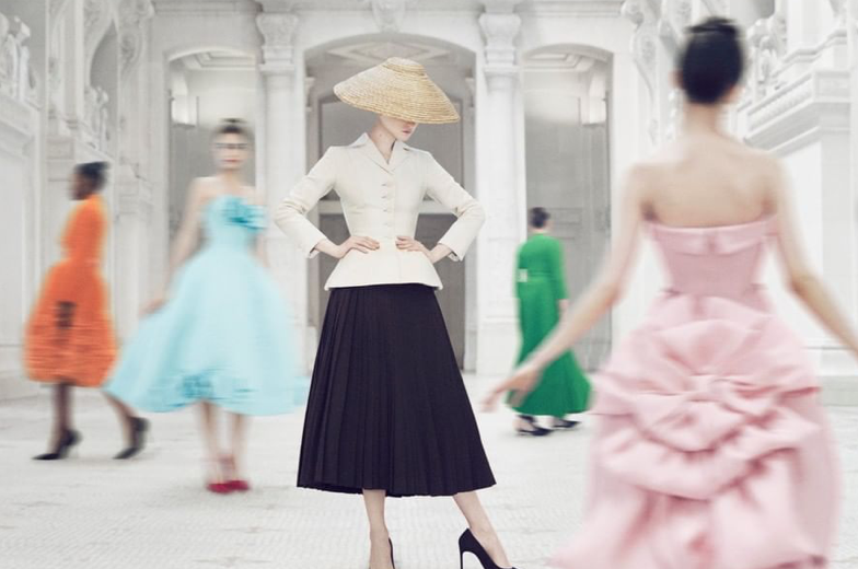 Visita la exposición 'Christian Dior: Designer of Dreams' en YouTube
