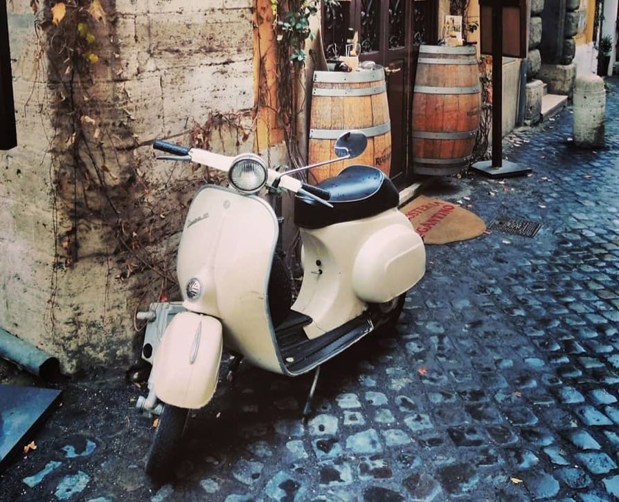 Dior lanza increíble motocicleta en colaboración con Vespa