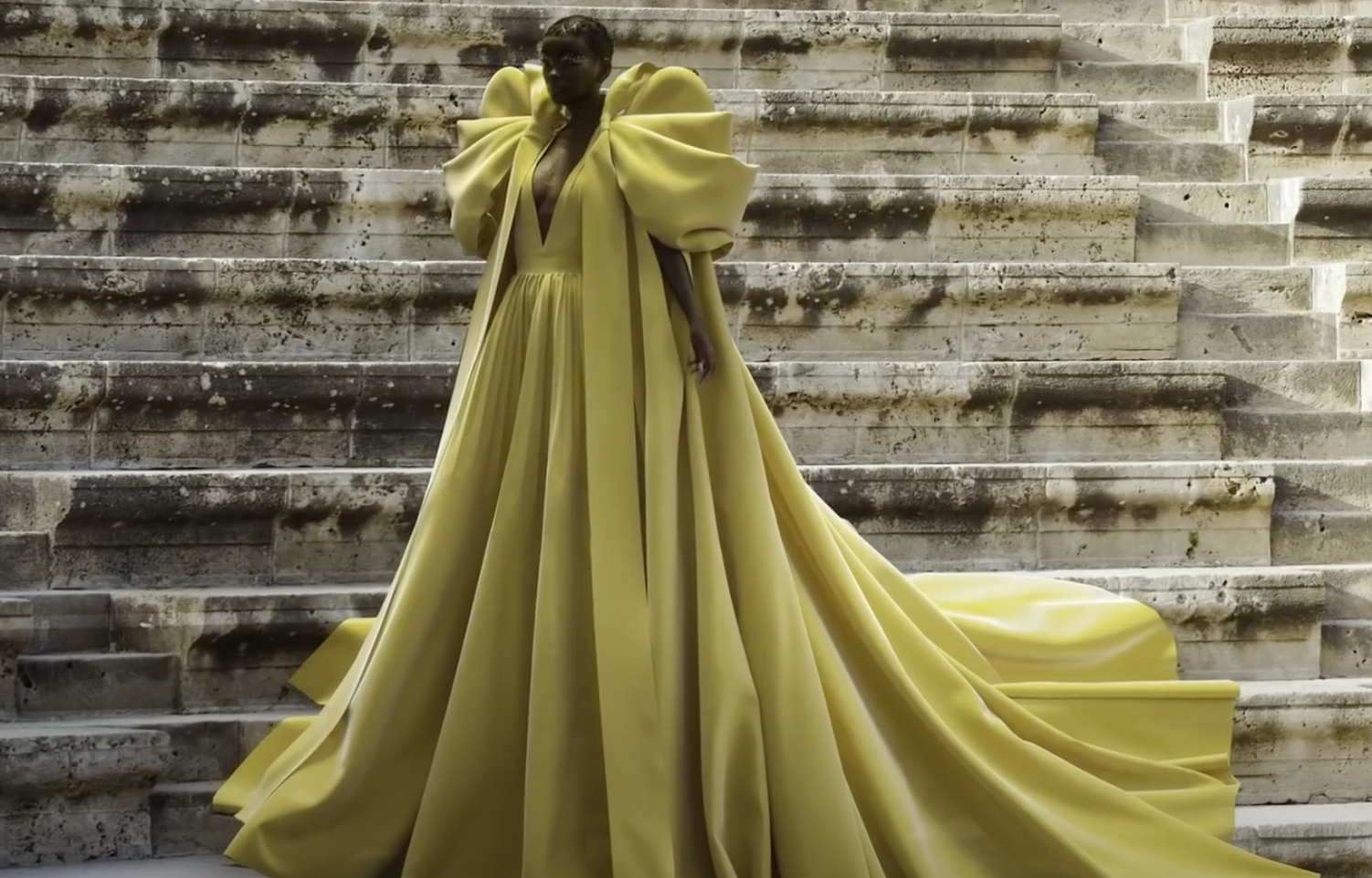 Ralph &amp; Russo presenta su nueva colección de Alta Costura en Chichén Itzá
