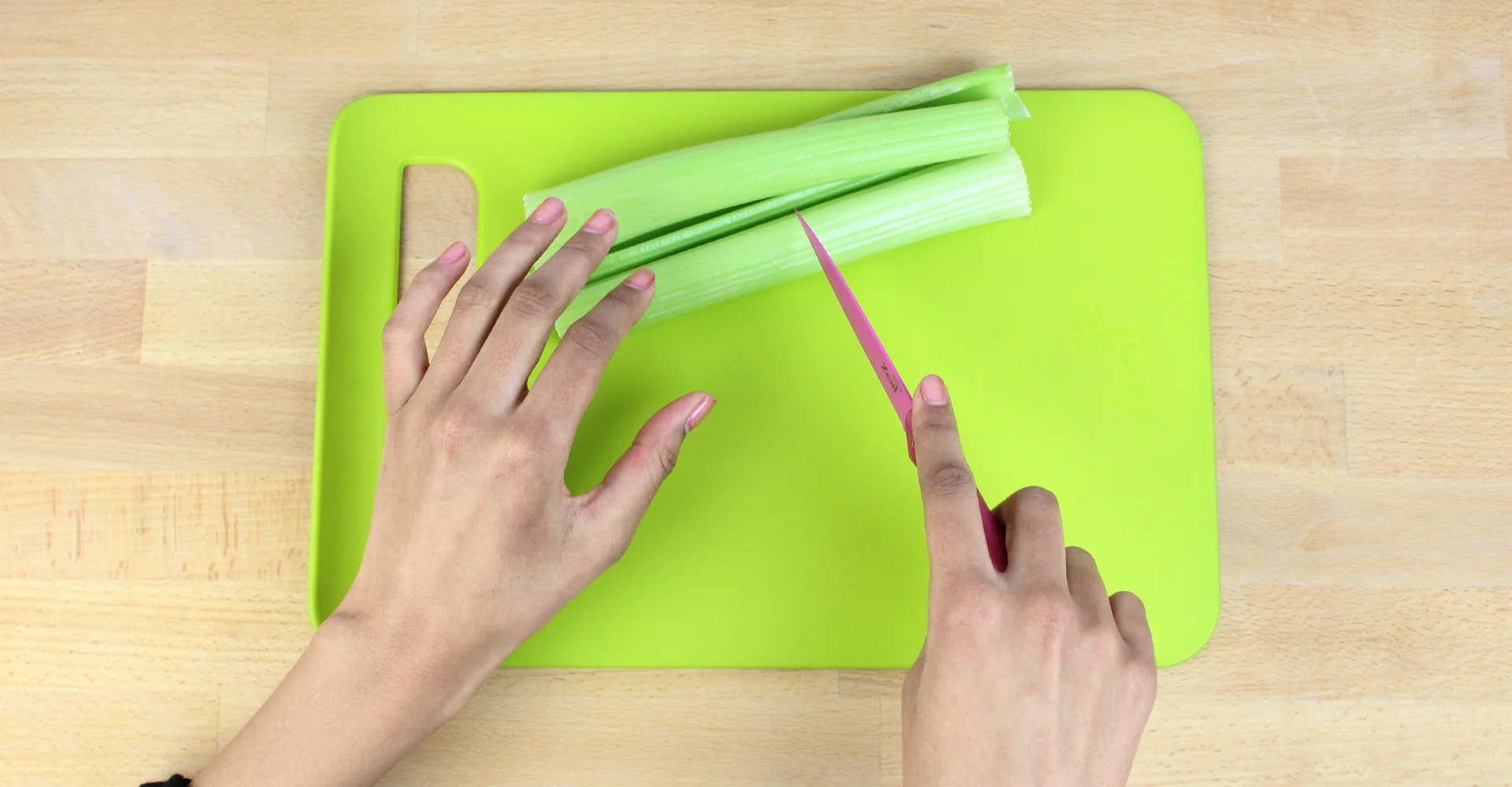 CKS Control range - Zeal - Thin board - cooking - chopped - celery - top view - knife - in use