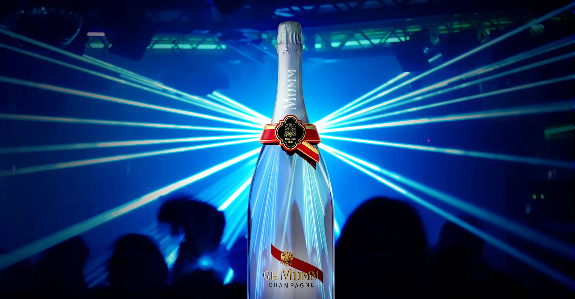 G.H.Mumm - connected bottle - marketing shot - club - laser effect - spotlight on you