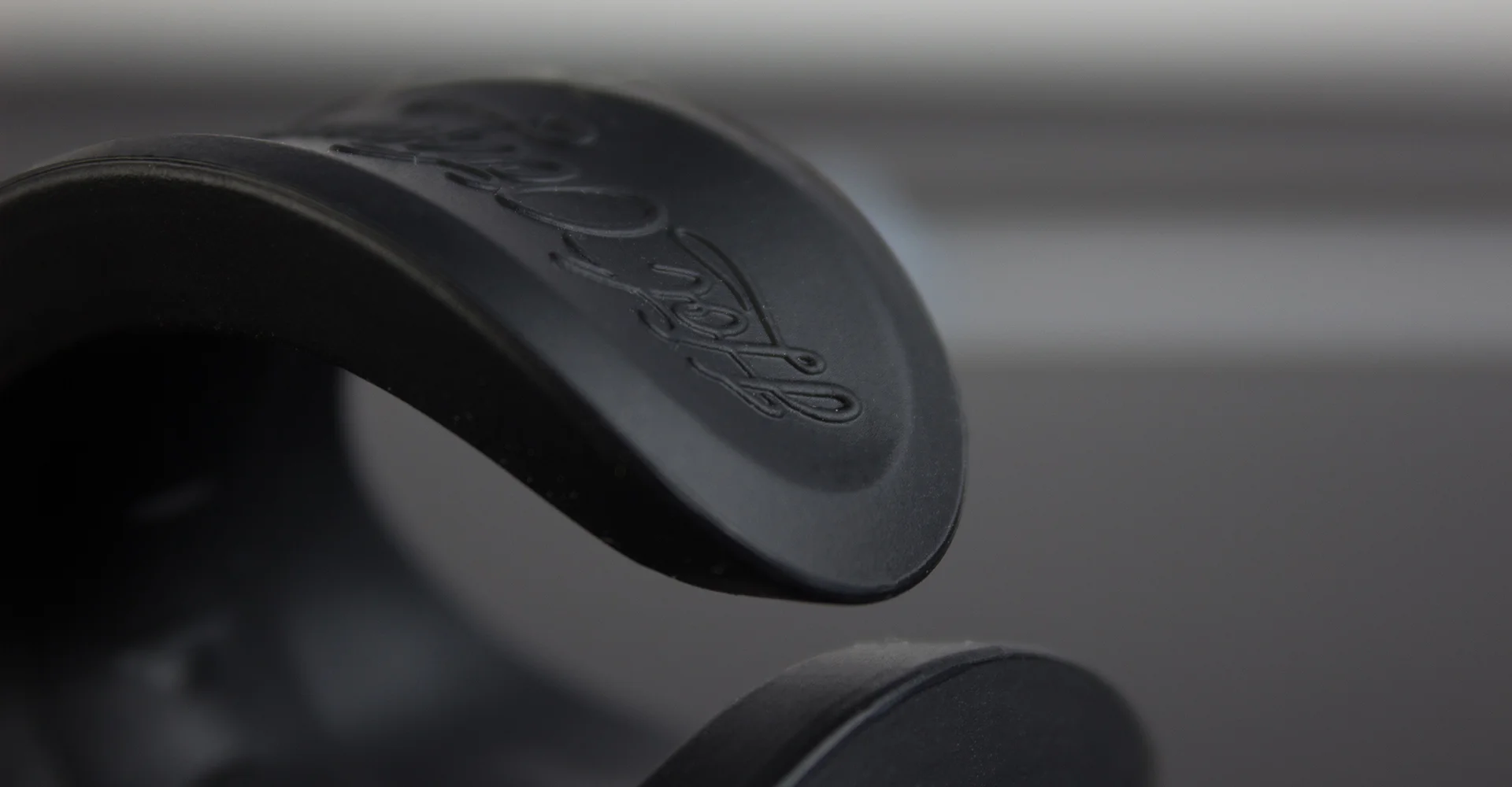 Curventa - Hot octopuss - PocketPulse - Overview - Sex toy - black - photography - close up - detail - logo