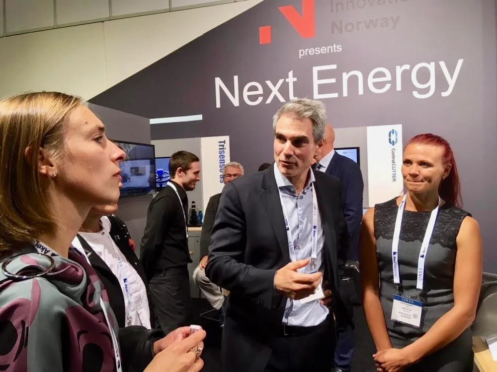 Christian Tarrou and Dalia Dargyte from Kalkulo present Torch to the Minister of Research and Higher Education, Iselin Nybø.