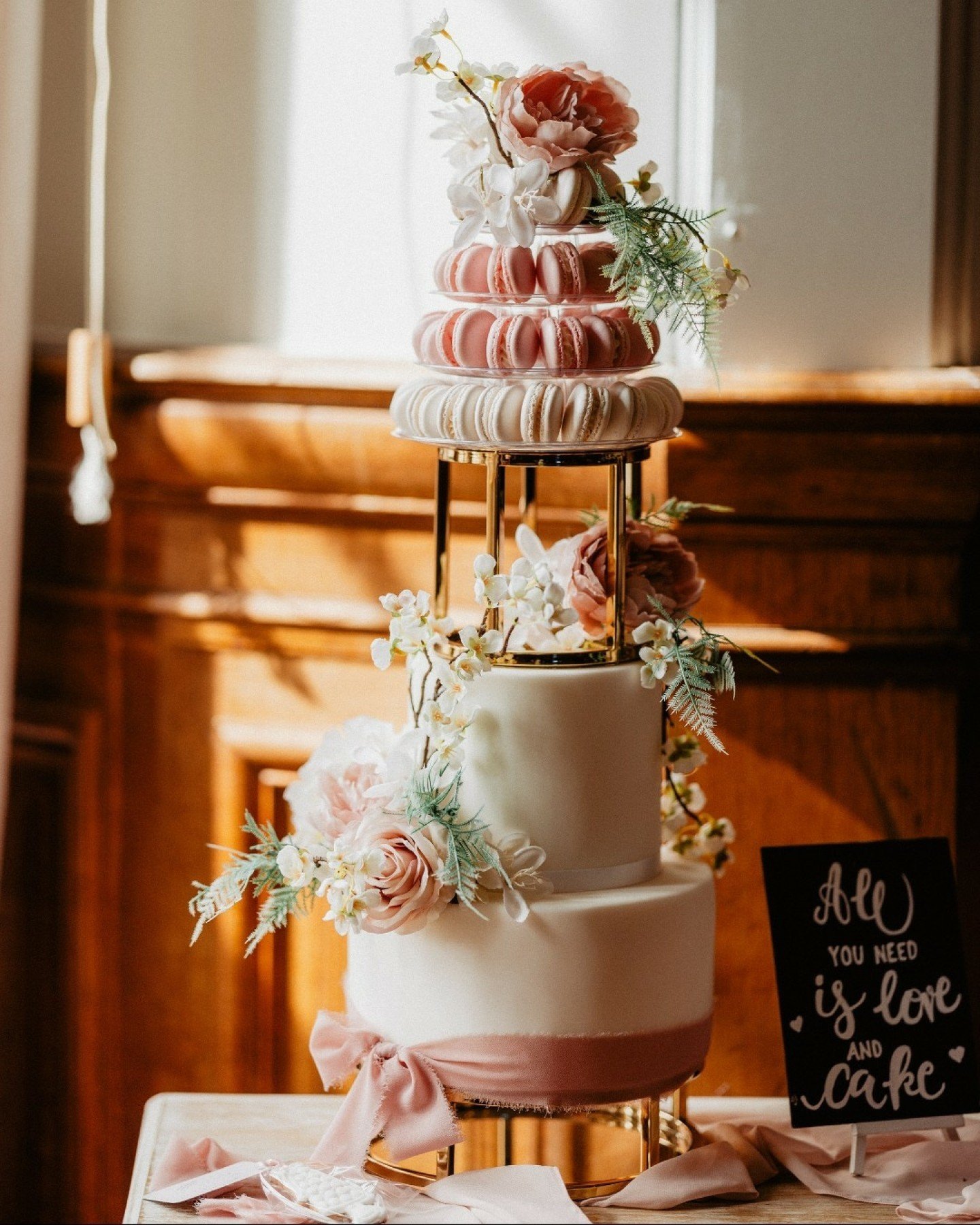 What do you do when you want both cake and macarons...you order both of course!

How beautiful is this cake by @cakesbymrsf captured by the ever so talented @benjaminstuartphotography during the recent Open Day at @grittletonhouseevents

#weddingcake