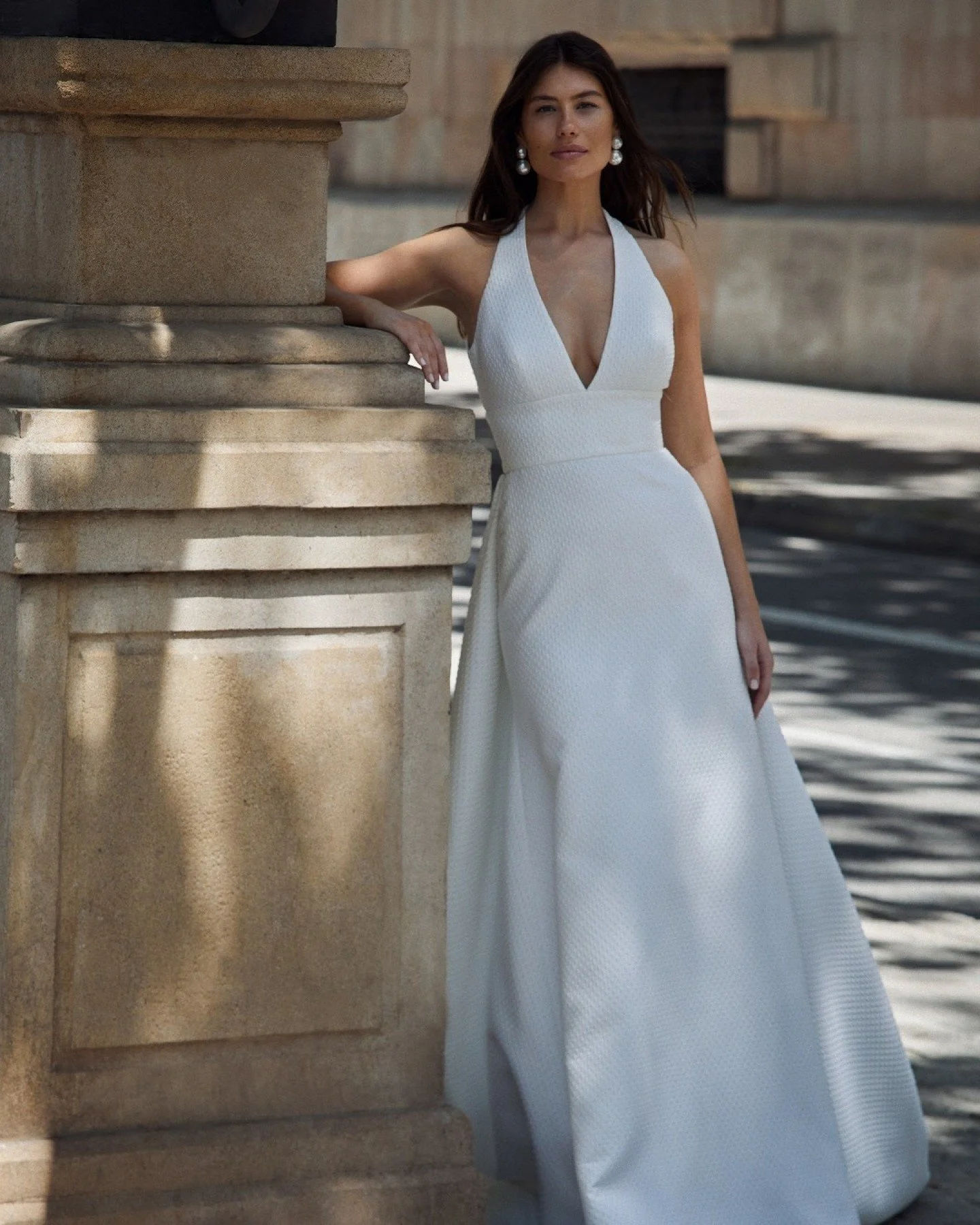 2640 by @jesuspeiroofficial is in the boutique for you to try on and fall in love.

Chic and modern, this halter gown keeps it sleek with our sample in satin and a plunging V-neck and fitted pencil skirt. The detachable overskirt brings the drama, gi