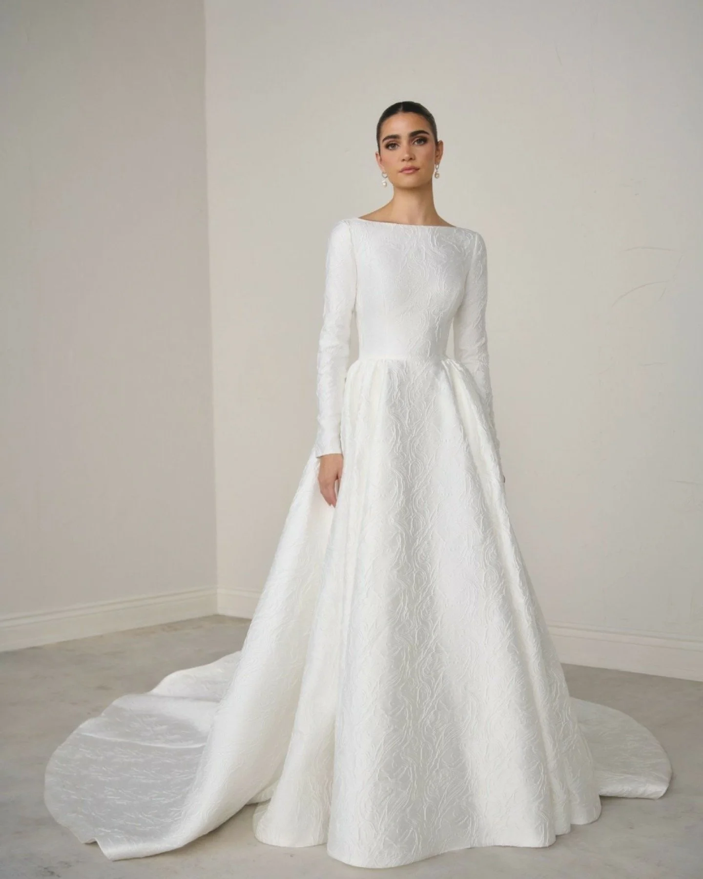 Dress: Calista 
Designer: Justin Alexander Signature
Size: 12
Condition: Like New 
Was: &pound;2400 Now: &pound;1200

Available Off-the-Peg at &amp; Wolf Bridal in Marlborough, Wiltshire. Take your dress home the same day.

Serving brides across Wilt