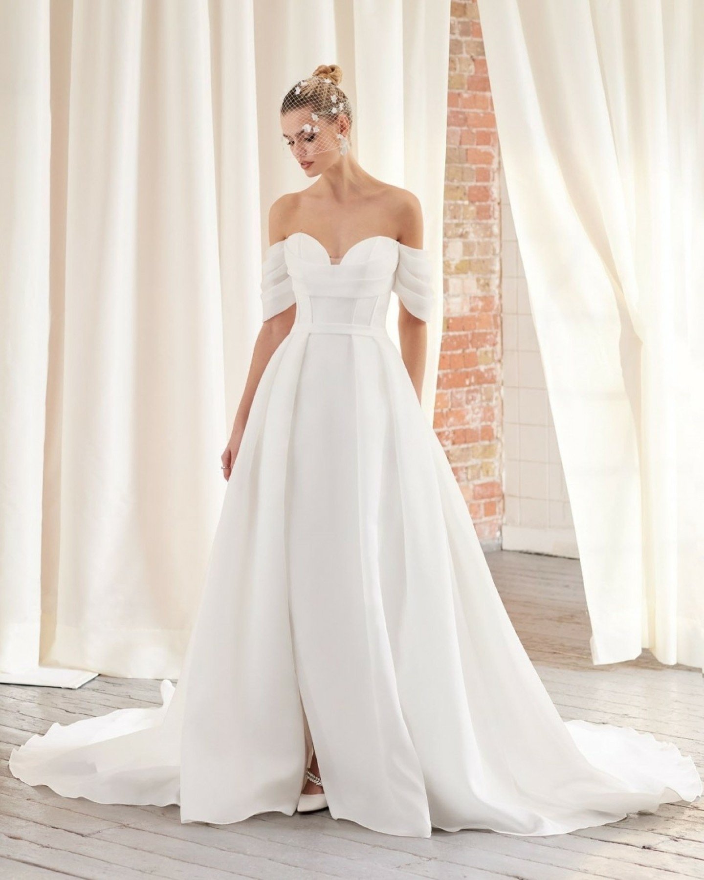 The Lydia wedding dress by @ellisbridals is now Available Off-the-Peg at &amp; Wolf Bridal in Marlborough, Wiltshire. 

Dress: Lydia
Designer: Ellis Bridals
Size: 10
Fabric: Organdy
Condition: Excellent
Price: &pound;613 was &pound;1750!

Featuring p