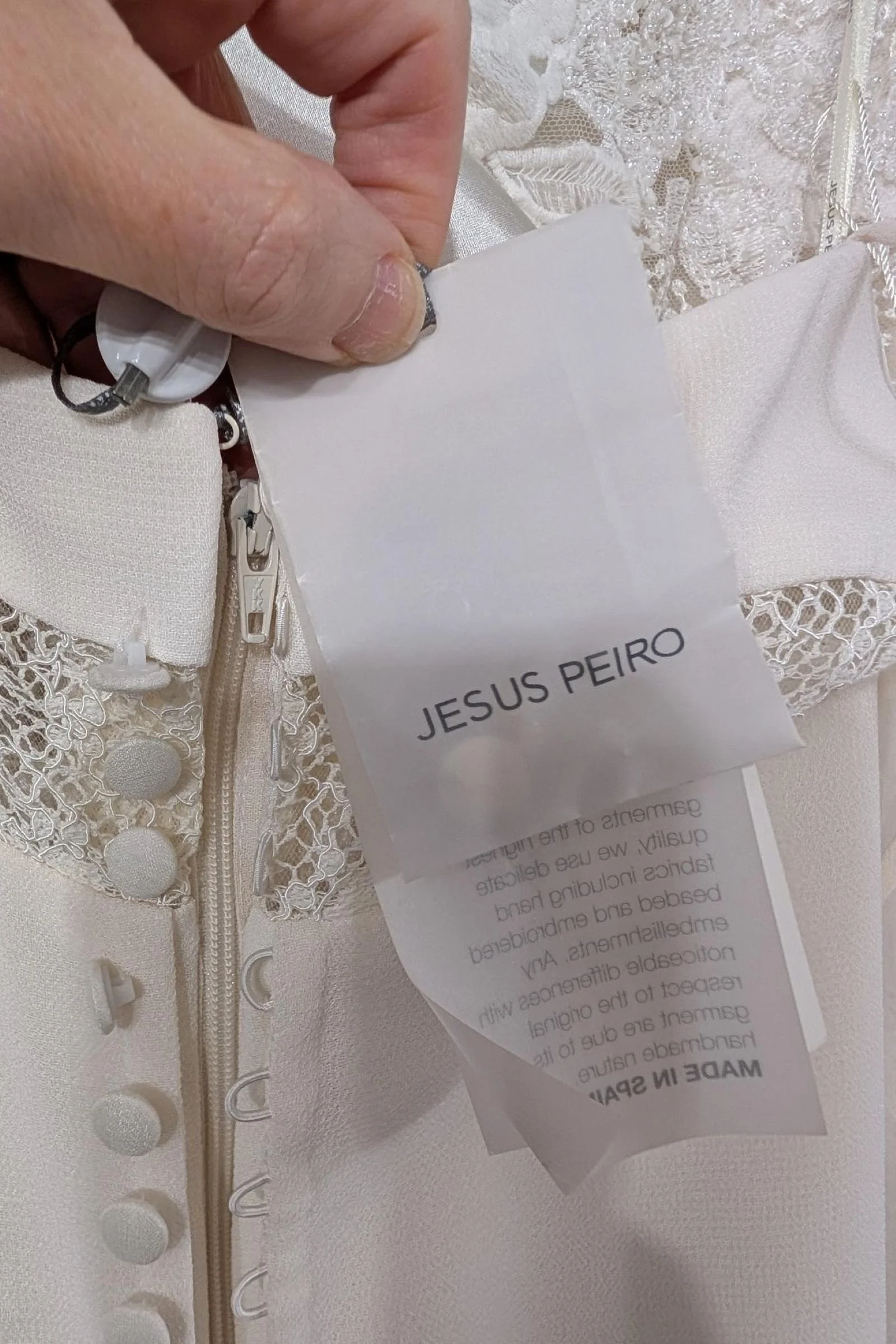 jesus-peiro-113-wedding-dress-buy-online-today-spare-buttons.jpg