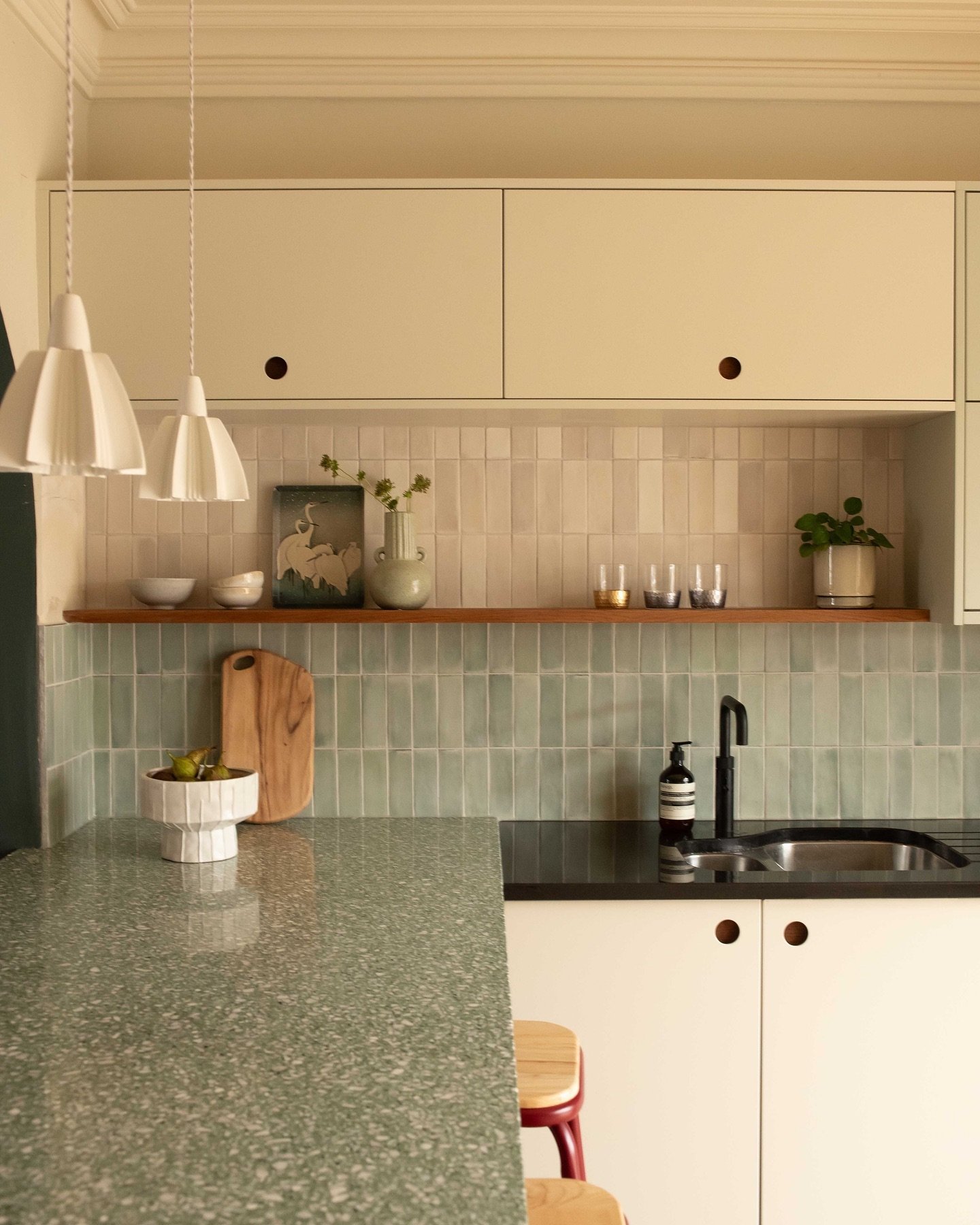 Feel like this lovely kitchen hasn&rsquo;t had enough airtime!! 

I keep seeing articles about the the vertically stacked tile trend, it helps to draw the eye up laying them this way,  we used two toned here for extra interest and to replicate the di
