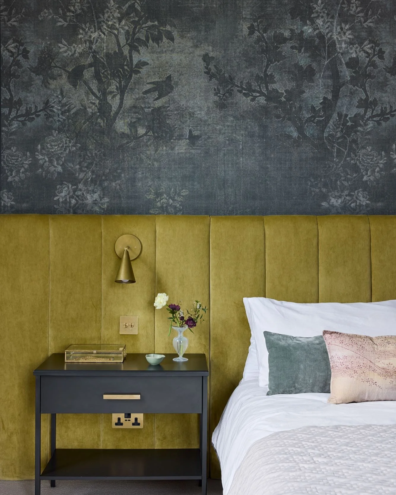 I started to share this project earlier in the year then after finding out it was going to be featured in @25beautifulhomesmagazine so I had to be a bit patient, Worth the wait! 

Thanks for all your lovely comments on my last post 🖤 Great to be abl