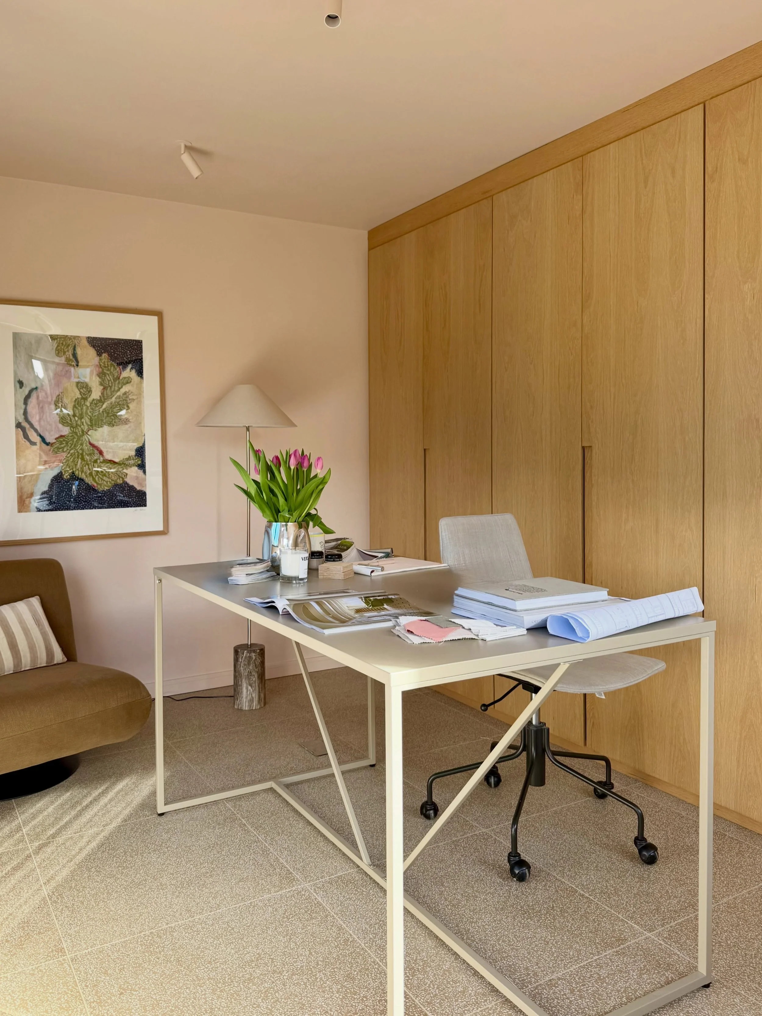 Garden studio almost complete!! Still a few bits to sort, I&rsquo;m waiting (patiently)for the tiler to come next week. And tile the stand up desk. And the grass needs a lot of TLC after all the work weve had done - you get the idea. 

Here&rsquo;s a