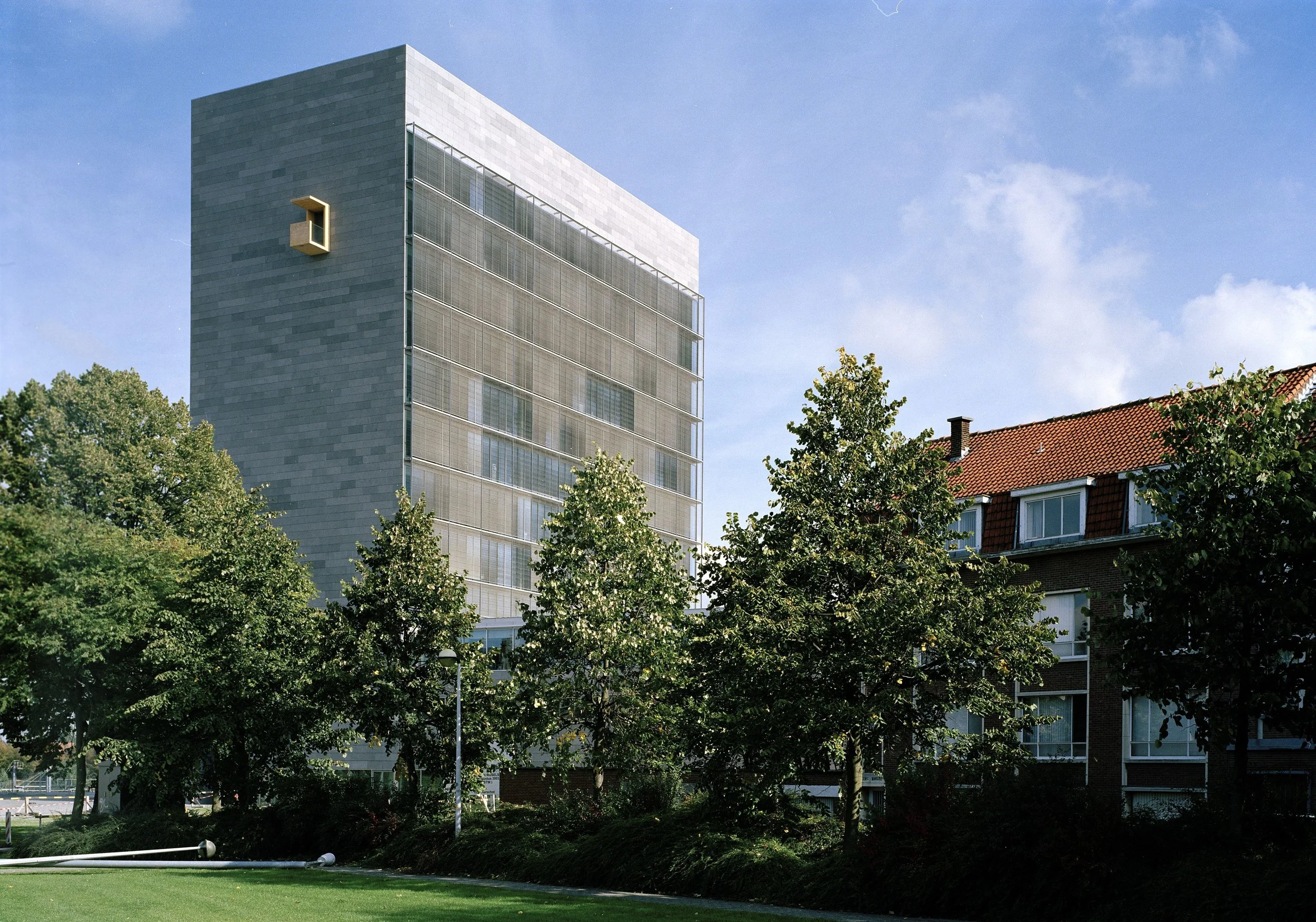 P4-Tower's  west view with artistic intervention-Photo Andre Nullens.jpg