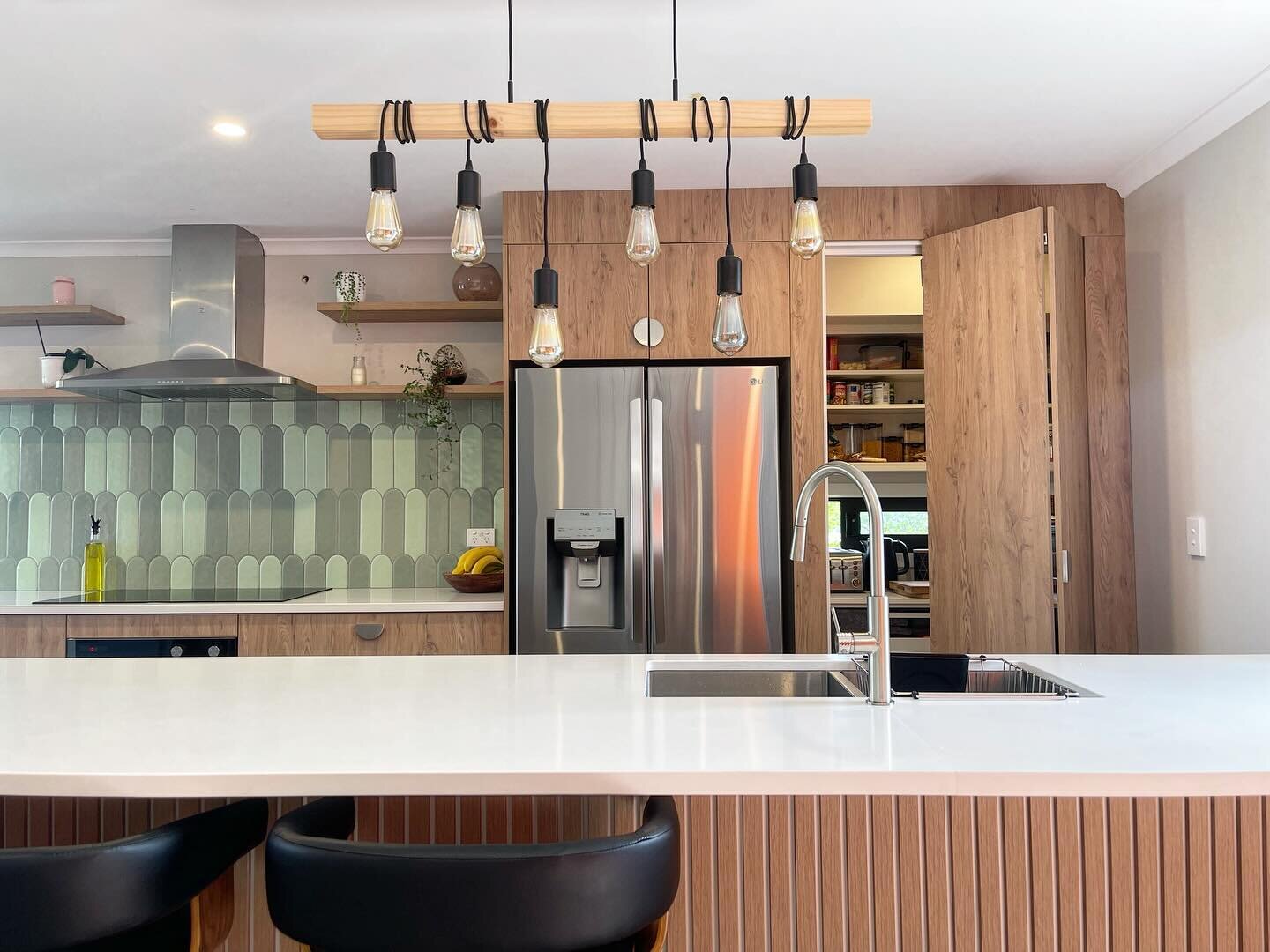 How cool is this kitchen! 🙌🏼

-Colour board- French Oak Timberland, Prime Melamine
-Integrated Bi-fold door to scullery
-LED lighting for the breakfast bar 
-Tiled feature-piece backsplash

&hellip;We loved bringing this vision to life!

#kitchen #