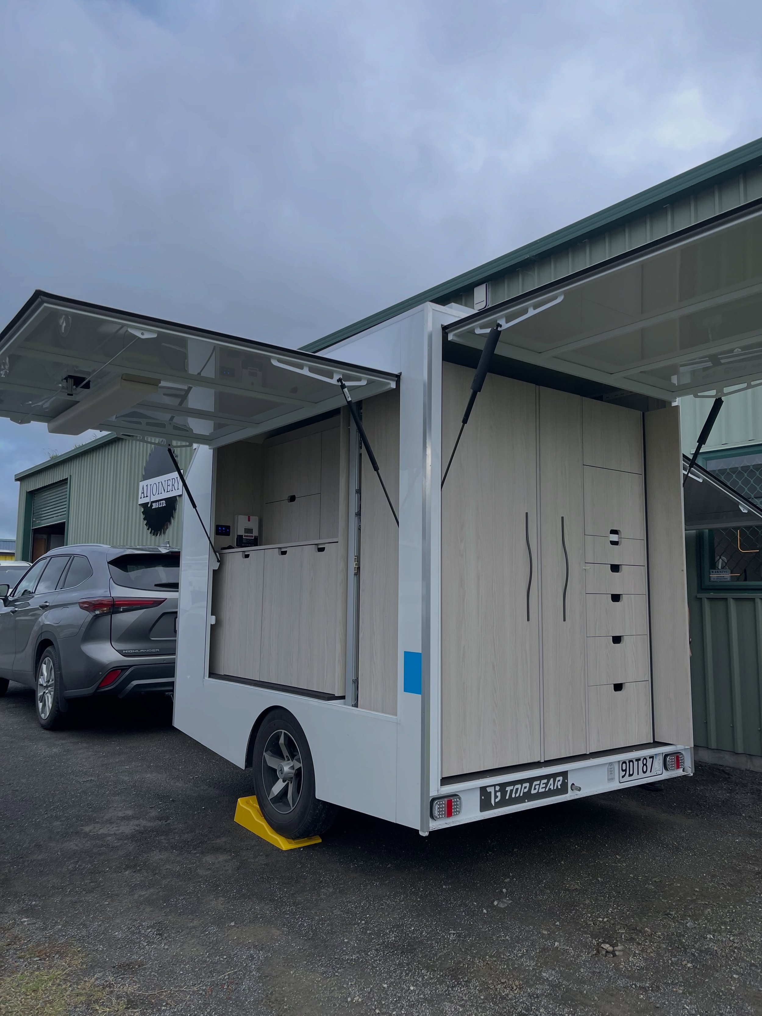 A big thank you to our rep Jonathon from @fitnzhomestorage  for visiting us last week with their demo trailer to showcase their latest products and storage solutions! 🛻 🙌🏼

&bull; From Vauth Sagel the sleek new Essentio range for pantry drawers an