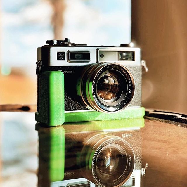Love this product image by @elshadows of a #yashica #electro35 
#cameragrio
#rangefinder
#35mm
#35mmfilm
#filmcamera
#analogcamera
#analogphotography 
#filmphotography 
#shootfilm
#shootfilmbenice
#classiccamera
#streetphotography 
#classiccameras 
#