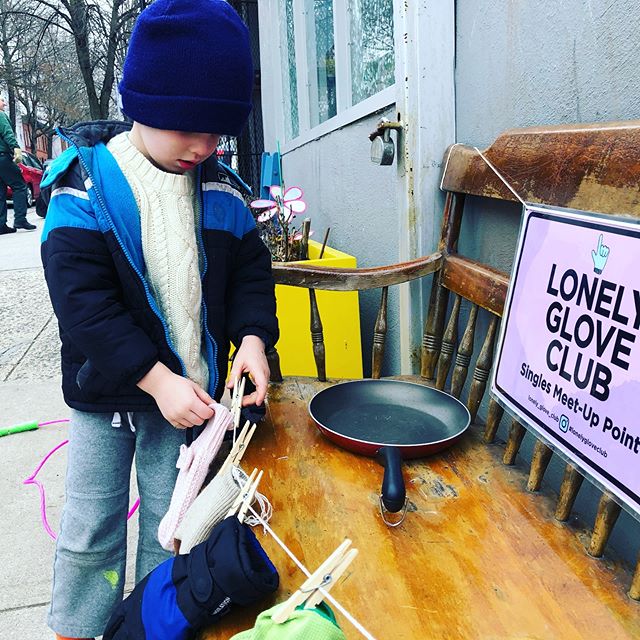 Making sure all the gloves are on their pegs! Fingers crossed the Lonely Pan finds his oven. #lonelygloveclub #lonelypanclub #lostglove #windsorterrace #windsorterracebrooklyn