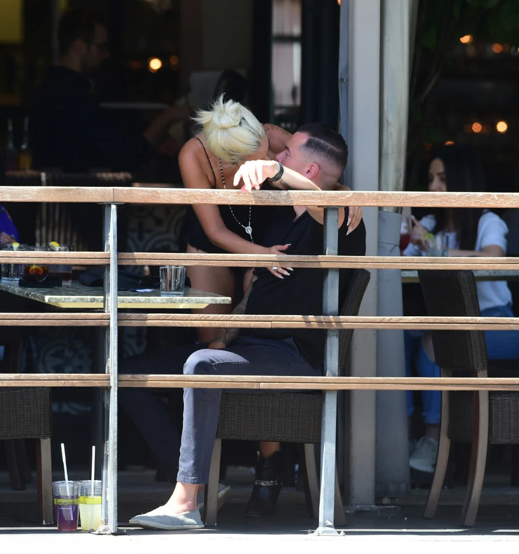 gaga kissing.jpg