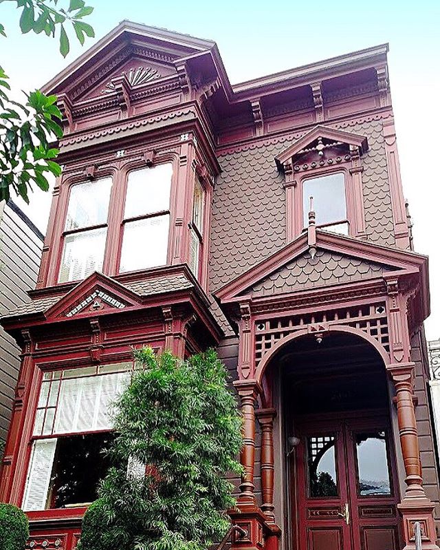 Look at the texture on this lovely town house in San Francisco! Clad in novelty siding on the main floor, and octagonal pattern shingles up top, there&rsquo;s not a square inch of this house that is boring to look at (and that isn&rsquo;t even touchi