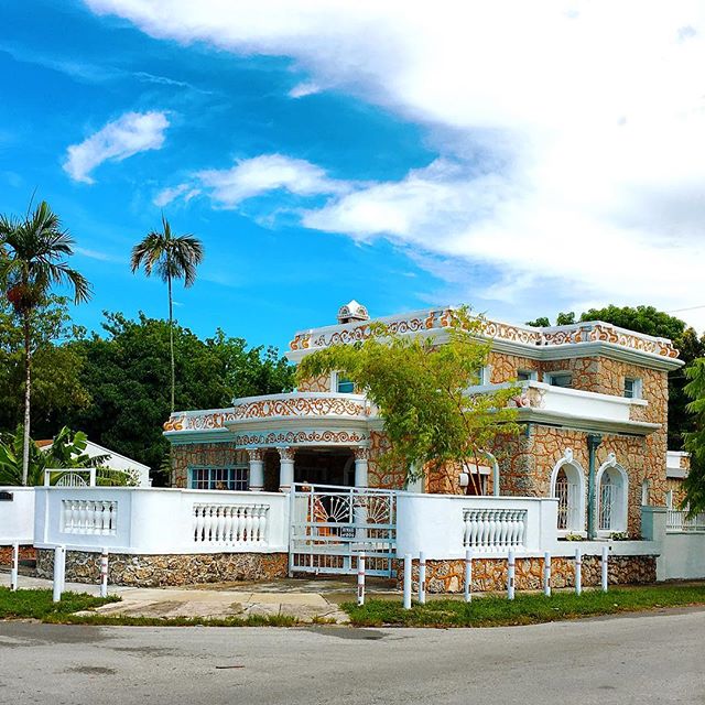 We stumbled upon this house during our last trip to Miami, and what a truly Miami house it is! One of my favorite architectural features that you come across in that area is the use of &ldquo;coral rock&rdquo; (which is actually oolitic limestone), t