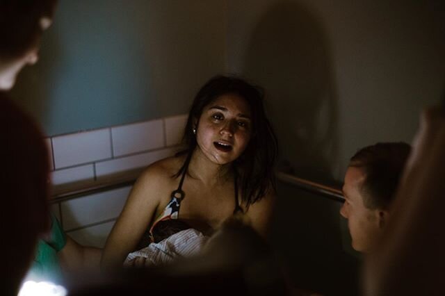 Segundos después de dar a luz por primera vez. ✨Seconds after giving birth for the first time. ✨I&rsquo;m sure any mother can appreciate this feeling. Whether you&rsquo;re a birth mother, adoptive mother, step mother, future mother, etc. - it&rsquo;