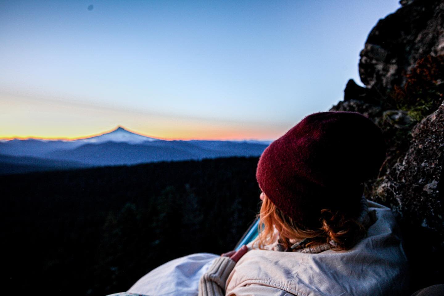 #mondaymotivation 
&bull;
&bull;
#bcorp #sunrise #traveloregon #lovewhereyoulive #cannedwine #daybreak #wineinacan #pnw #beyondthebottle #goodmorning