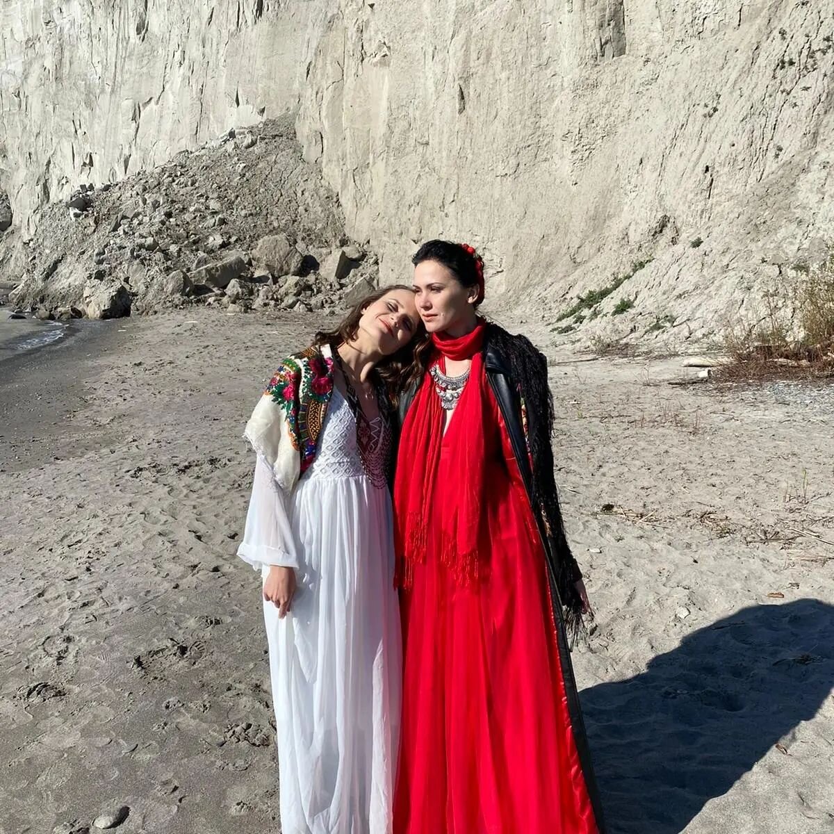 🌞 Happy Summer Solstice! May your spirits, just like the sun today, reach the highest position in the sky, &amp; may your day be filled with bright light ! We have exciting news coming! Stay tuned! #summersolstice #summer #blisk #bliskband #musi