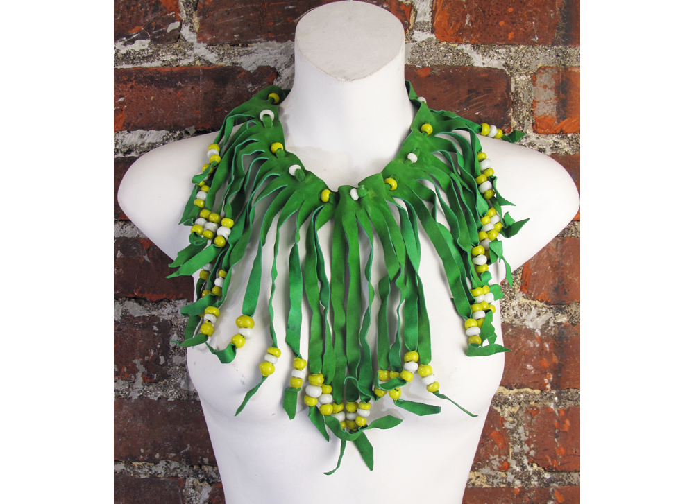 beaded_bib_necklace_01.png