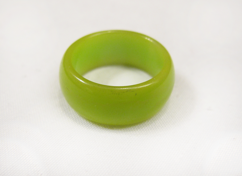deadstock_bakelite_ring_vaseline_01.png