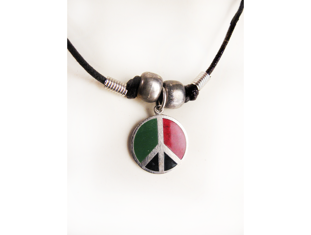 peace_sign_short_necklace_black_greeen_red_01.png