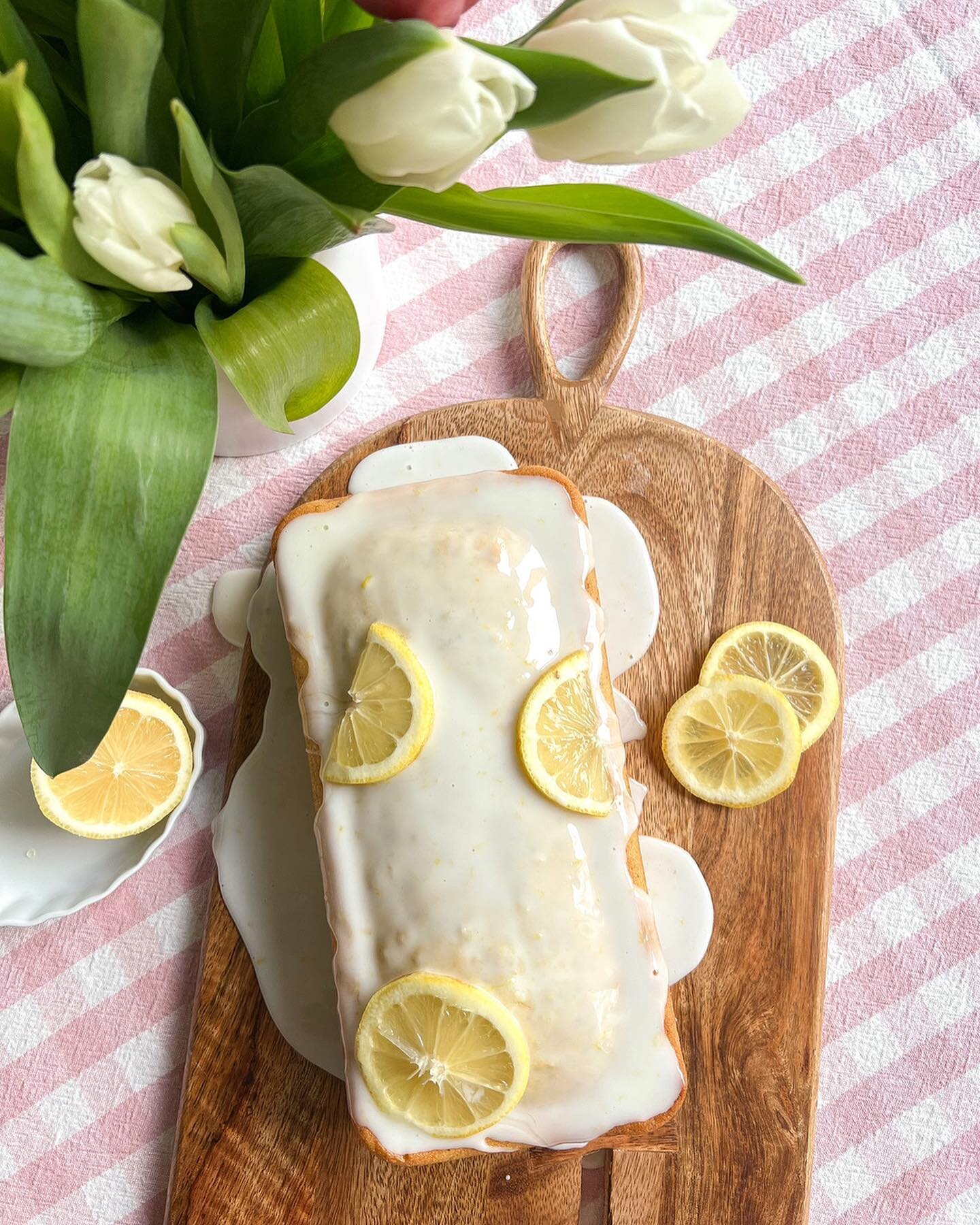 Are you looking for an easy and delicious treat to make? 🍋 Its bright, tangy flavor and light, fluffy texture make it a classic favorite treat. Whether you're looking for an afternoon snack, a sweet breakfast, or a unique and beautiful dessert, this