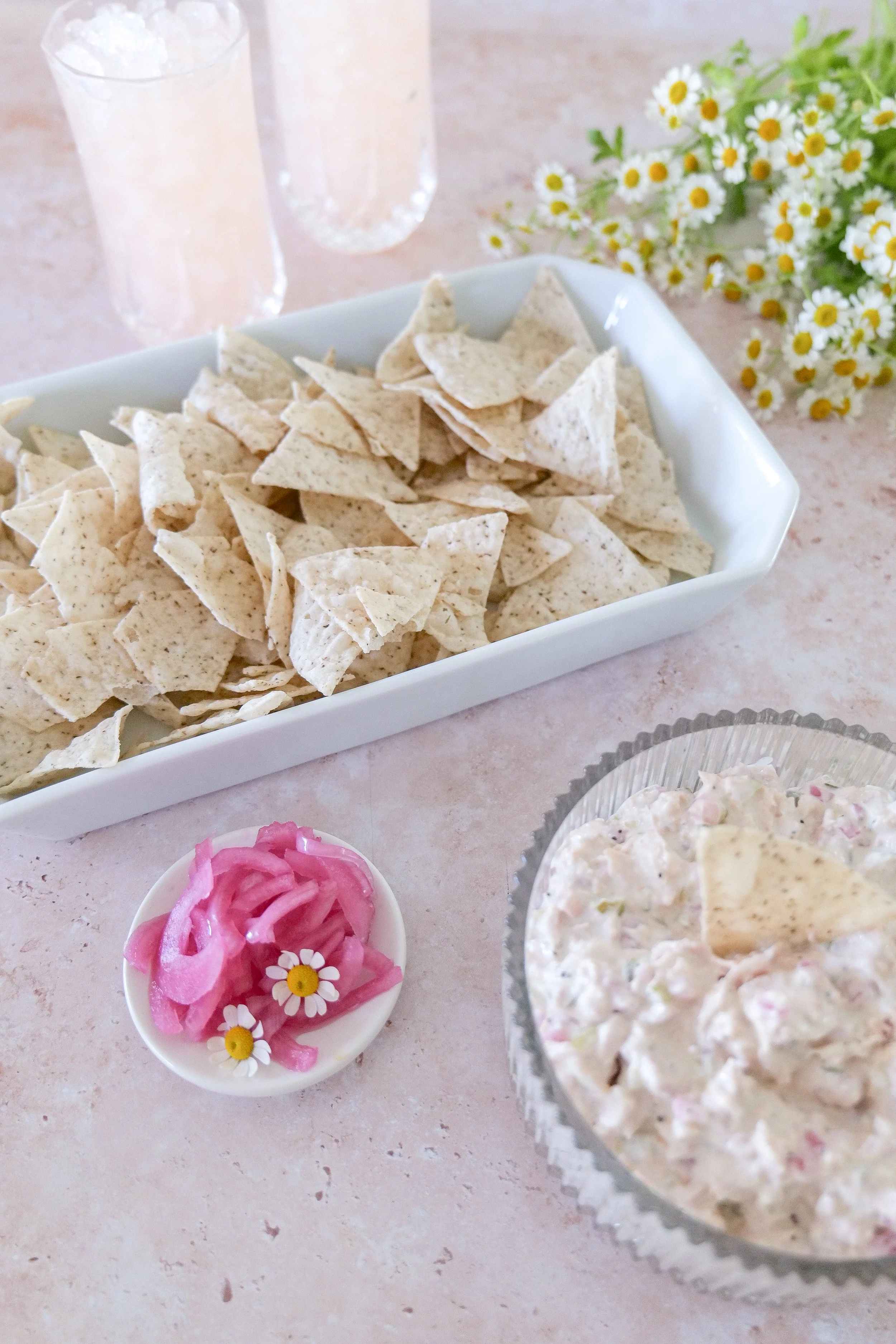 Easy creamy tuna dip served with crackers