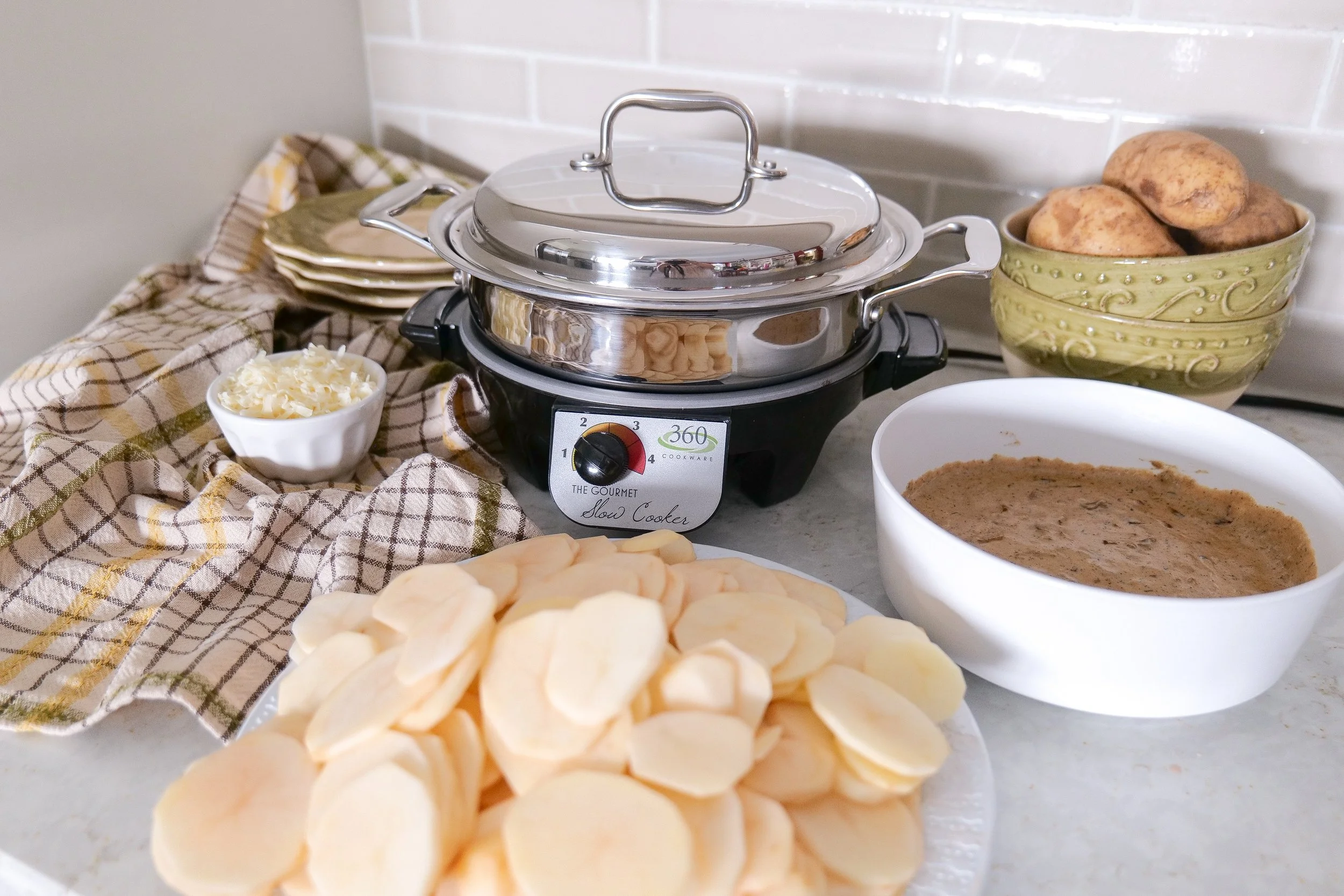 Easy slow cooker scalloped potatoes recipe made with russet potatoes and heavy cream.