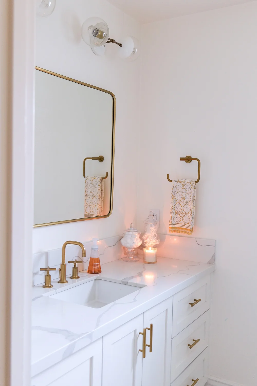 Creating a Stunning Small Modern Bathroom With White and Gold Colors