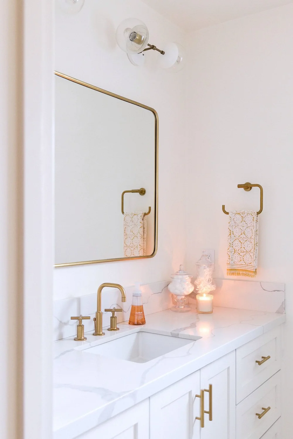 Creating a Stunning Small Modern Bathroom With White and Gold Colors ...